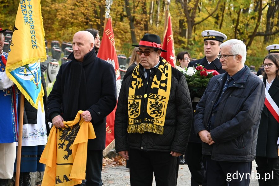 Przedstawiciele Zrzeszenia Kaszubsko-Pomorskiego składają kwiaty przy tablicy