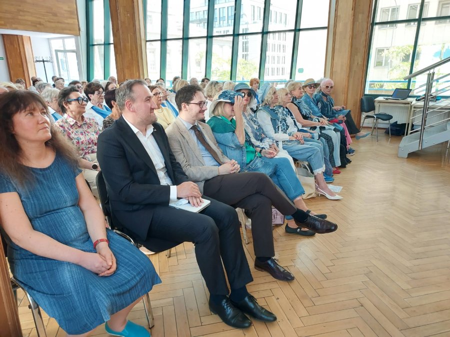 Wiceprezydent Gdyni Tomasz Augustyniak, Ricardo Jagielski &ndash; przedstawiciel Portu Gdynia oraz seniorzy i goście obecni na zakończeniu roku akademickiego 2025/2026 Gdyńskiego Uniwersytetu Trzeciego Wieku