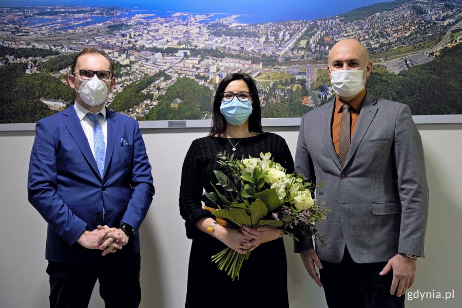 Do zdjęcia pozują (od prawej) Rafał Klajnert, Anna Byczkowska i Jakub Ubych. W tle panorama Gdyni / fot. Przemysław Kozłowski
