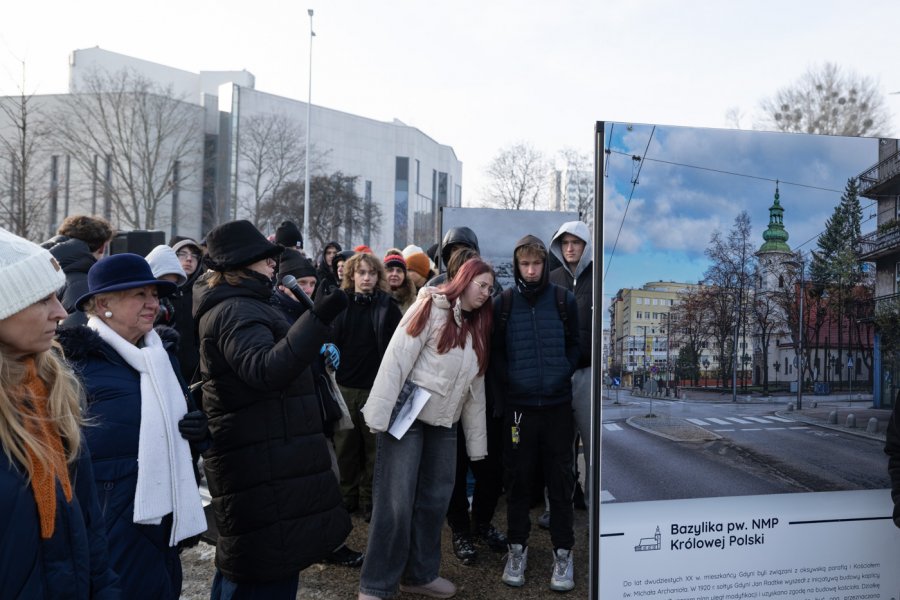 Grupa ludzi podziwia zdjęcia