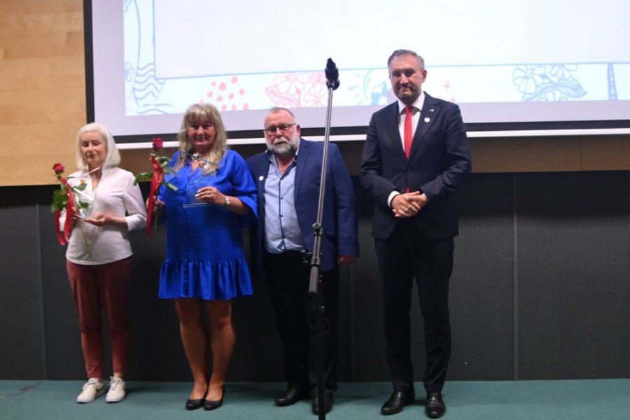 Grupa ludzi na scenie