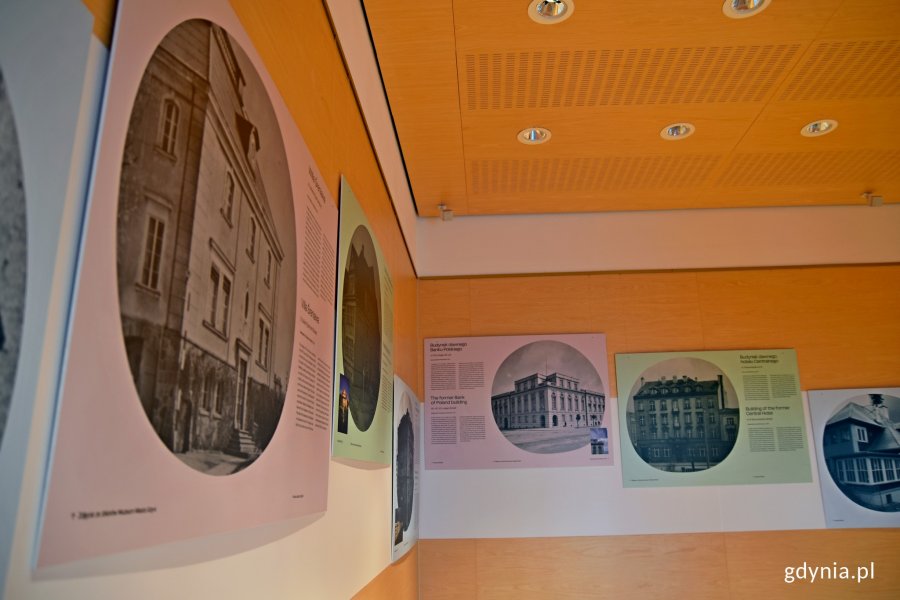 Wystawa „Gdyńskie perły, czyli więcej niż modernizm” w Muzeum Miasta Gdyni. Na zdjęciu 5 plansz ze zdjęciami i opisami // fot. Magdalena Czernek