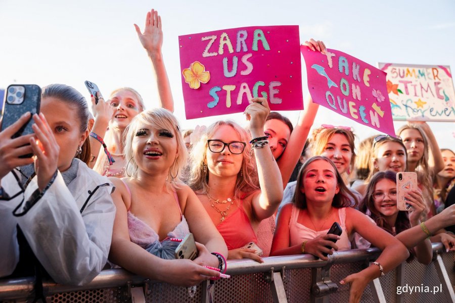 Uczestnicy festiwalu bawiący się przed sceną gł&oacute;wną