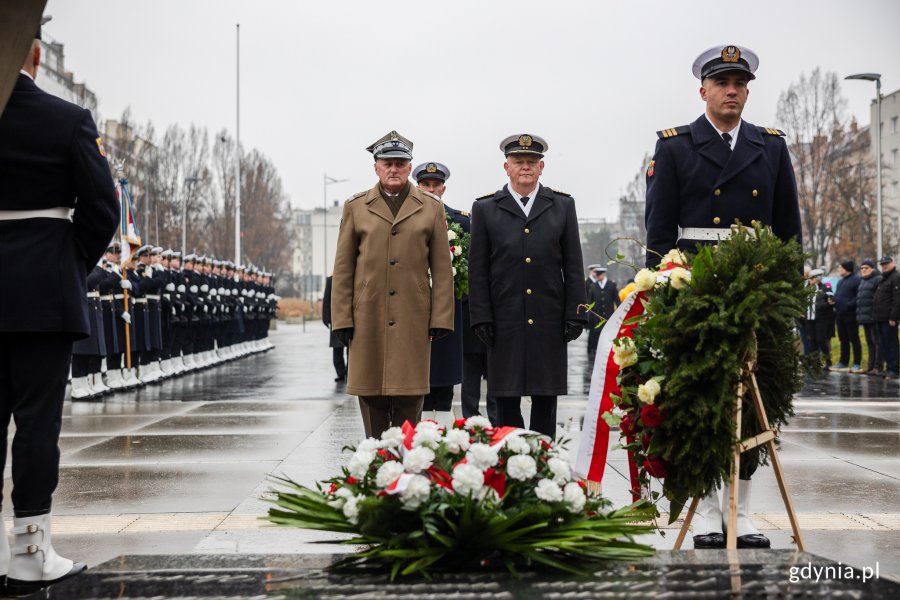Przedstawiciele Marynarki Wojennej składający kwiaty przed pomnikiem Polski Morskiej