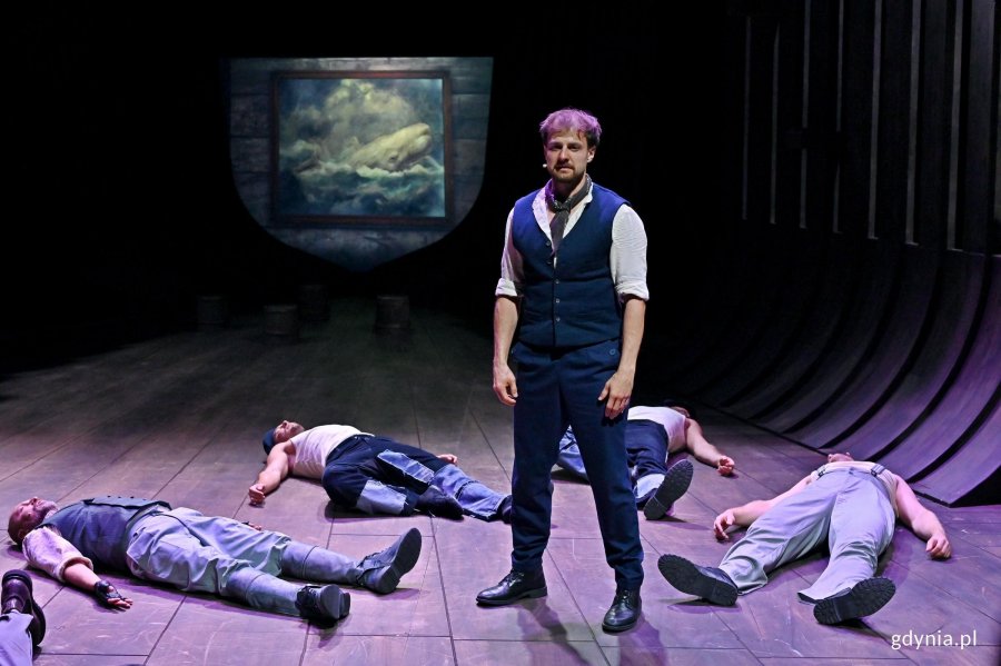 Zdjęcie z pr&oacute;by medialnej spektaklu &bdquo;Moby Dick&rdquo; w Teatrze Muzycznym w Gdyni. Scena zbiorowa 