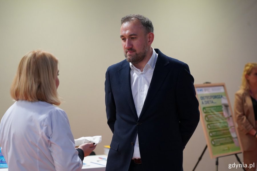 Wiceprezydent Tomasz Augustyniak rozmawia podczas wydarzenia w Polsat Plus Arenie Gdynia 