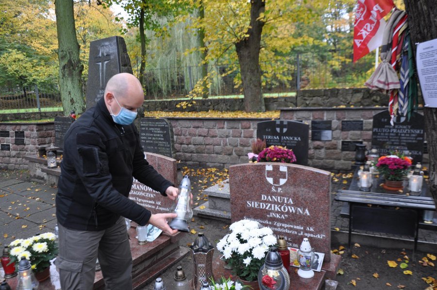 Akademia Marynarki Wojennej troską objęła mogiły zasłużonych żołnierzy, obrońców Wybrzeża i byłych komendantów uczelni // fot. materiały AMW w Gdyni