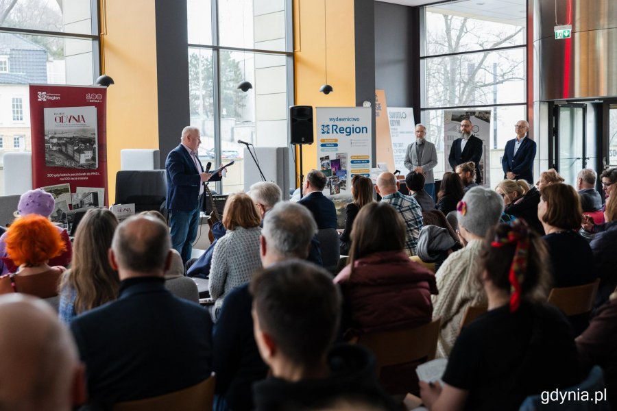 Premiera wydawnictwa &bdquo;Projekt Gdynia na poczt&oacute;wkach do 1945 roku z kolekcji Piotra Popińskiego" w Muzeum Miasta Gdyni (fot. Karol Stańczak)