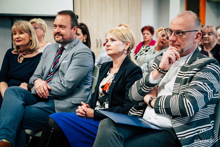 Od lewej: dyrektorka Centrum Aktywności Seniora Bożena Zglińska, wiceprezydent Marek Łucyk, wiceprzewodnicząca Rady Miasta Gdyni Elżbieta Sierżęga i wiceprezydent Gdyni Michał Guć / fot. Michał Kozłowskii