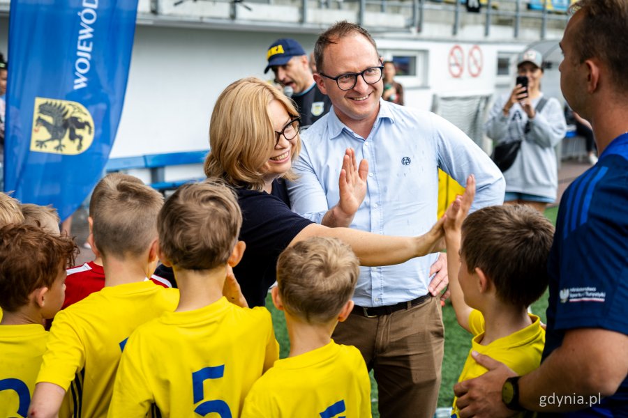 Marcin Skwierawski (z prawejj) i Oktawia Gorzeńska (w środku) z zawodnikami Arki Gdynia (fot. Kamil Złoch)