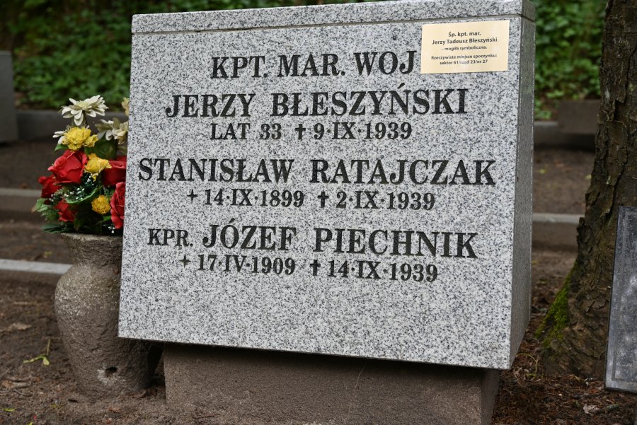 na zdjęciu płyta nagrobna ze zdjęciem