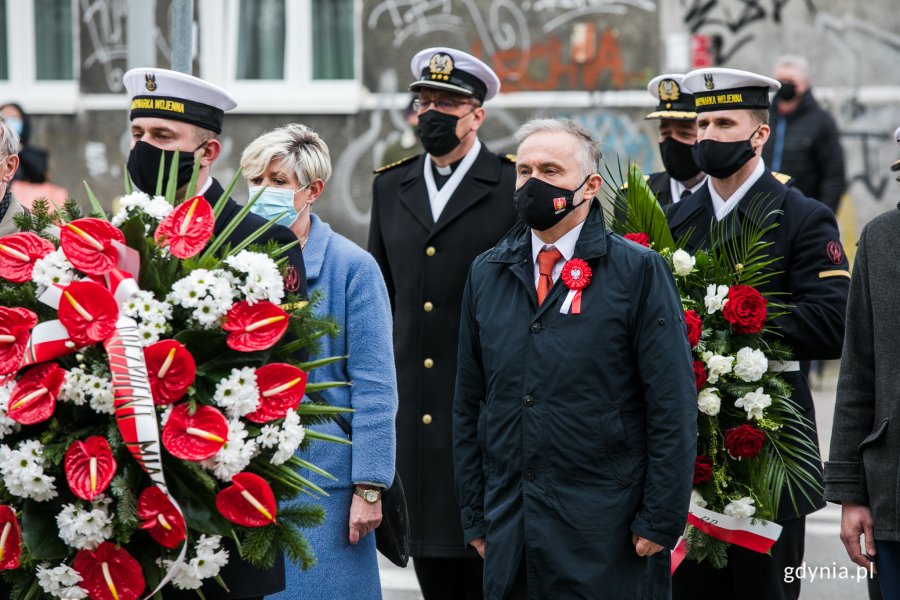 Delegacja gdyńskich samorządowców składa kwiaty przed pomnikiem Konstytucji 3 Maja. Od prawej: prezydent Wojciech Szczurek i radna miasta Elżbieta Raczyńska // fot. Karol Stańczak