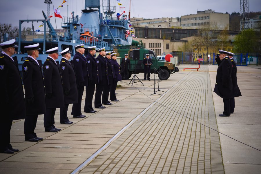 Uroczystość podniesienia bandery jednostek pomocniczych Marynarki Wojennej na holowniku H-1 „Gniewko” // fot.  st. chor. sztab. mar. Piotr Leoniak