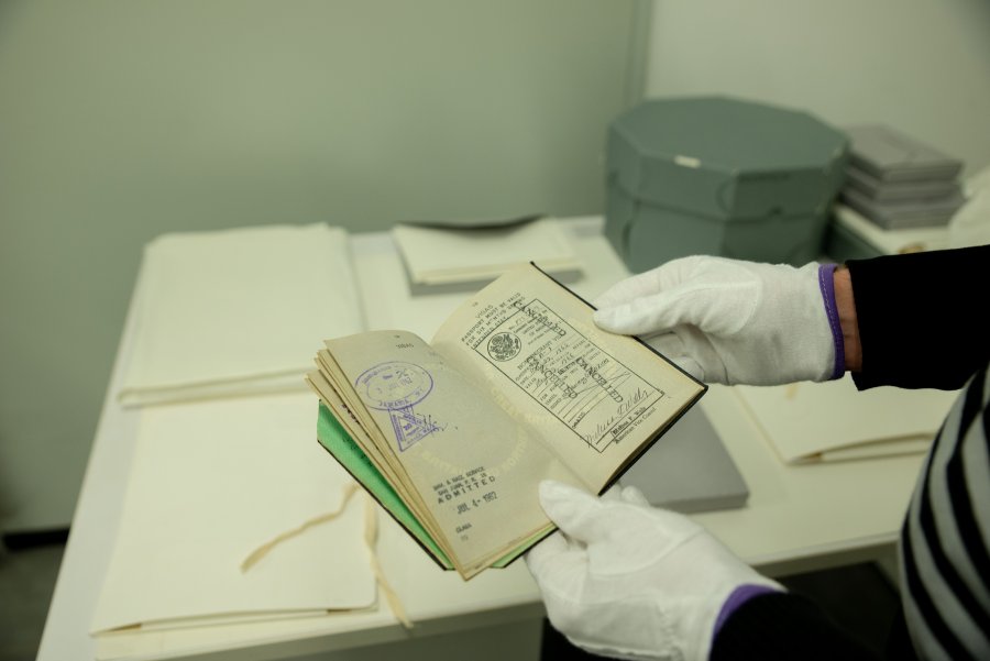 Pamiątkowa książeczka na tle innych dokumentów