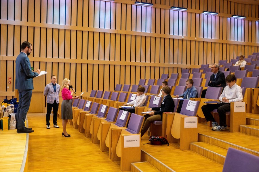 Wiceprzewodnicząca Rady Miasta Gdyni Elżbieta Sierżęga odczytuje uczestnikom pytanie konkursowe / fot. Uniwersytet WSB Merito Gdynia