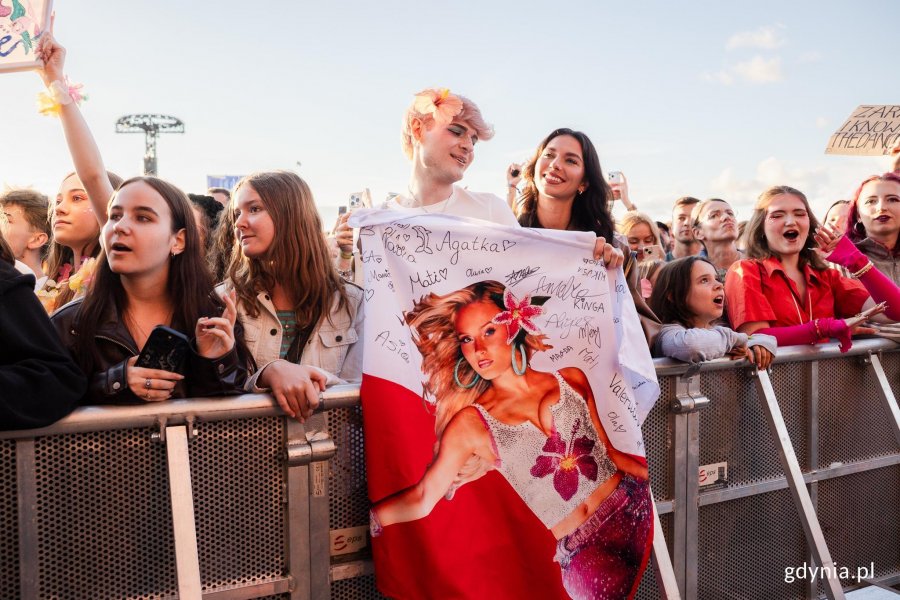 Uczestnicy festiwalu bawiący się przed sceną gł&oacute;wną