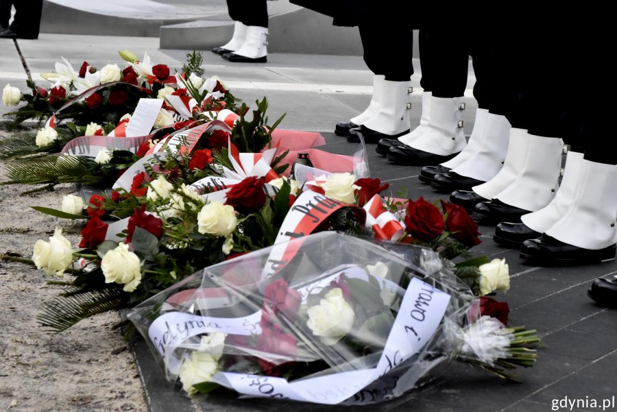 Wieńce, które zostaną złożone pod pomnikiem AK 
