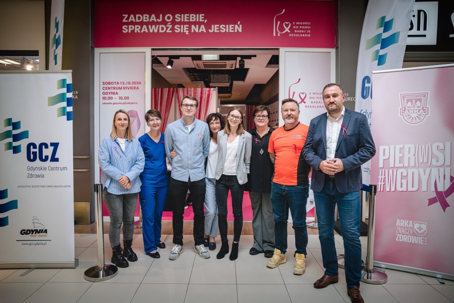 Na zdj. m.in. wiceprezydent Gdyni Tomasz Augustyniak, dyrektorka Gdyńskiego Centrum Zdrowia Anna Melki oraz personel medyczny 