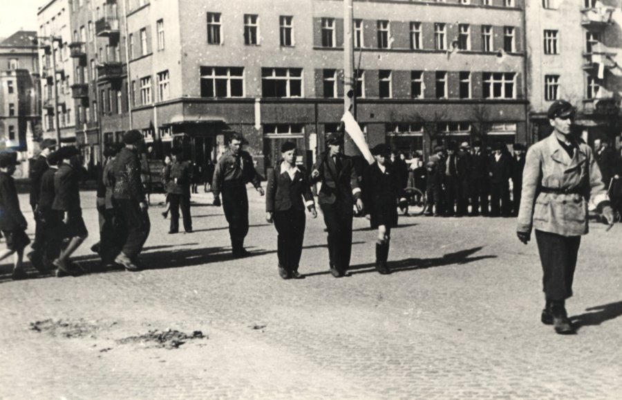 Defilada z okazji Dnia Zwycięstwa na ul. Świętojańskiej, na wysokości skweru Kościuszki w Gdyni, fot. nieznany, 8.05.1945 (zbiory Muzeum Miasta Gdyni, sygn. Rfot_I_101_1)