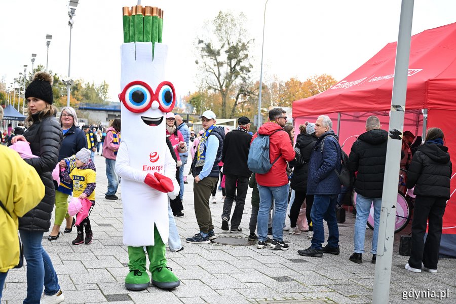 Kibice przed stadionem, przy stoiskach partnerów akcji akcji „Pier(w)si #wGdyni”