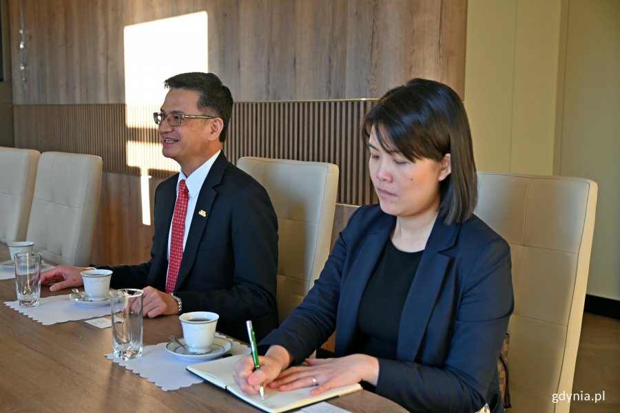 Jeff Y. J. Liu –  dyrektor Biura Przedstawicielstwa Tajpej w Polsce i Katie Kai-ti Lin – trzecia sekretarz Biura Przedstawicielstwa Tajpej w Polsce podczas spotkania w Urzędzie Miasta Gdyni 