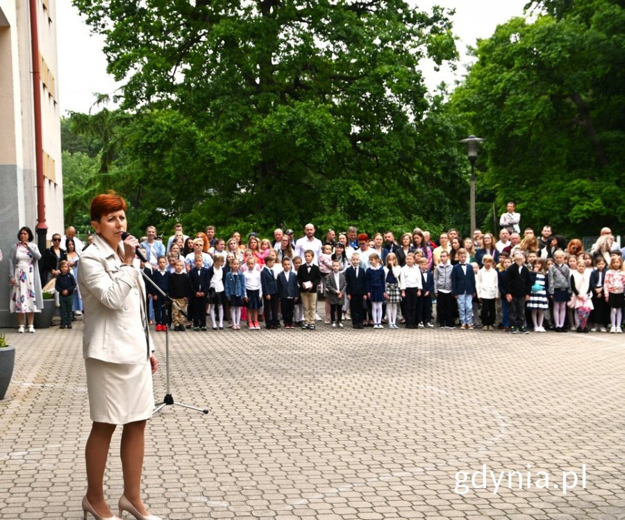 Dyrektor szkoły i uczniowie