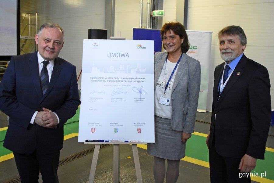 Od lewej: Wojciech Dąbrowski, prezes Zarządu PGE Energia Ciepła, Elżbieta Kowalewska, dyrektor PGE Energia Ciepła Oddział Wybrzeże i Janusz Różalski, prezes Zarządu OPEC, fot. Jan Ziarnicki.