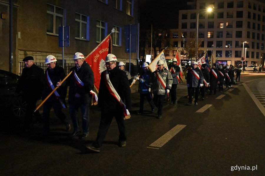 Przemarsz uczestników obchodów 42. rocznicy wprowadzenia stanu wojennego