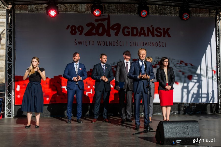 Kulminacyjnym punktem obchodów był wiec na Długim Targu, który rozpoczął się o godz. 17.30 od odśpiewania hymnu Europy, fot. Piotr Hukało.