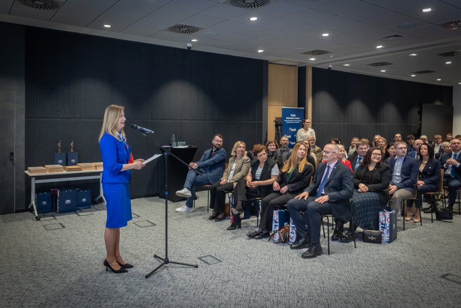 prof. Barbara Wikieł – prorekorka ds. studenckich Politechniki Gdańskiej (po lewej) przemawiająca do uczestników wojewódzkiej gali rankingu „Perspektywy 2024”