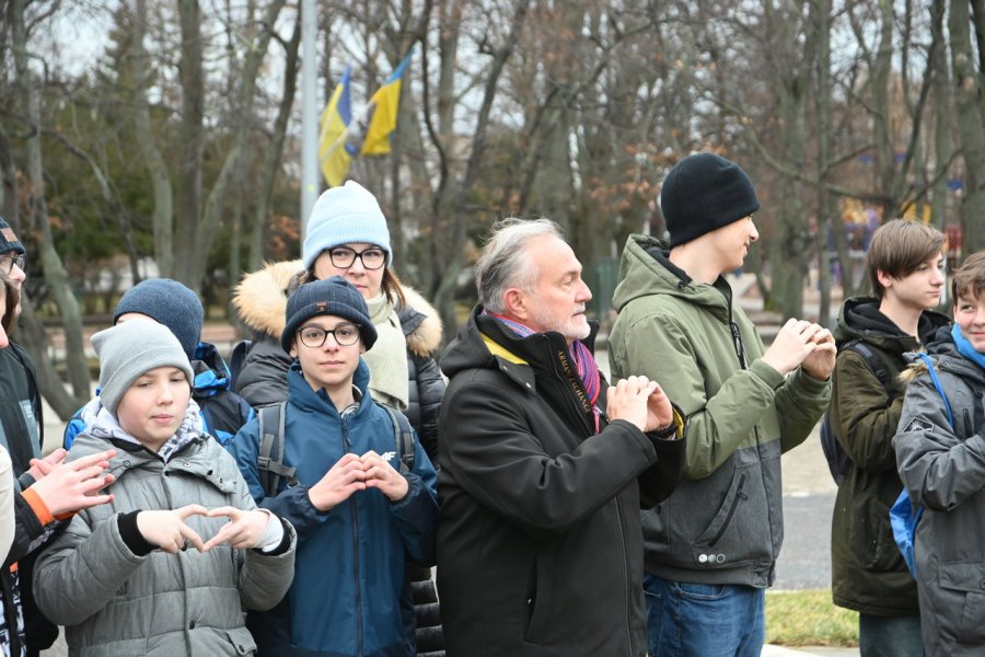 Serce ze zniczy dla Ukrainy w rocznicę wybuchu wojny. fot. Zygmunt Gołab