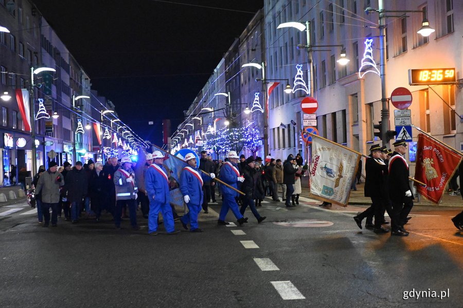 Uroczysty pochód trasą demonstrantów sprzed 53 lat. Fot. Michał Puszczewicz