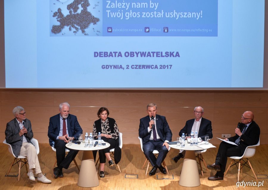 Debata o przyszłości Europy w PPNT. Na zdjęciu Stanisław Szwabski, Jan Olbrycht, Marzena Guz-Vetter, Tadeusz Truskolaski, Janusz Lewandowski oraz prowadzący debatę Marek Ponikowski..