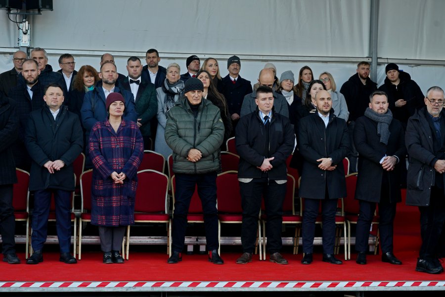 Uczestnicy uroczystości chrztu i wodowania okrętu ORP „Czajka” w stoczni Remontowa Shipbuilding