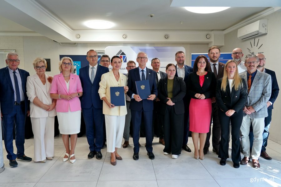 Wsp&oacute;lne zdjęcie uczestnik&oacute;w podpisania umowy ws. finansowania i budowy łącznicy Obwodnicy Metropolii Tr&oacute;jmiejskiej 