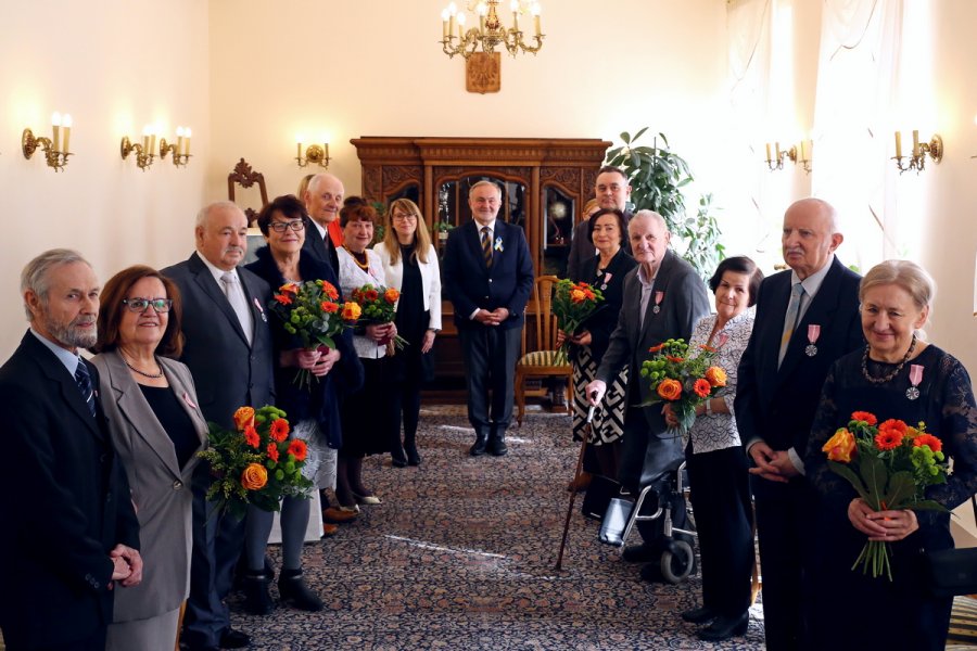 Na zdj. jubilaci biorący udział w uroczystości 7 kwietnia o godz. 15:00 i prezydent Wojciech Szczurek, fot. Przemysław Kozłowski