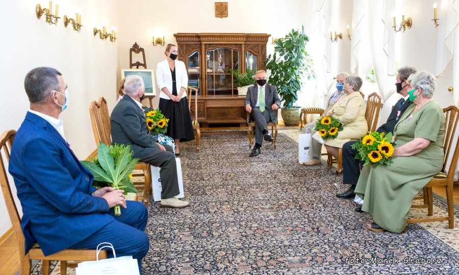 Uroczystość wręczenia Medali za Długoletnie Pożycie Małżeńskie. Na sali znajdują się prezydent Gdyni Wojciech Szczurek, pracownicy USC oraz odznaczeni małżonkowie // fot. Urząd Stanu Cywilnego w Gdyni