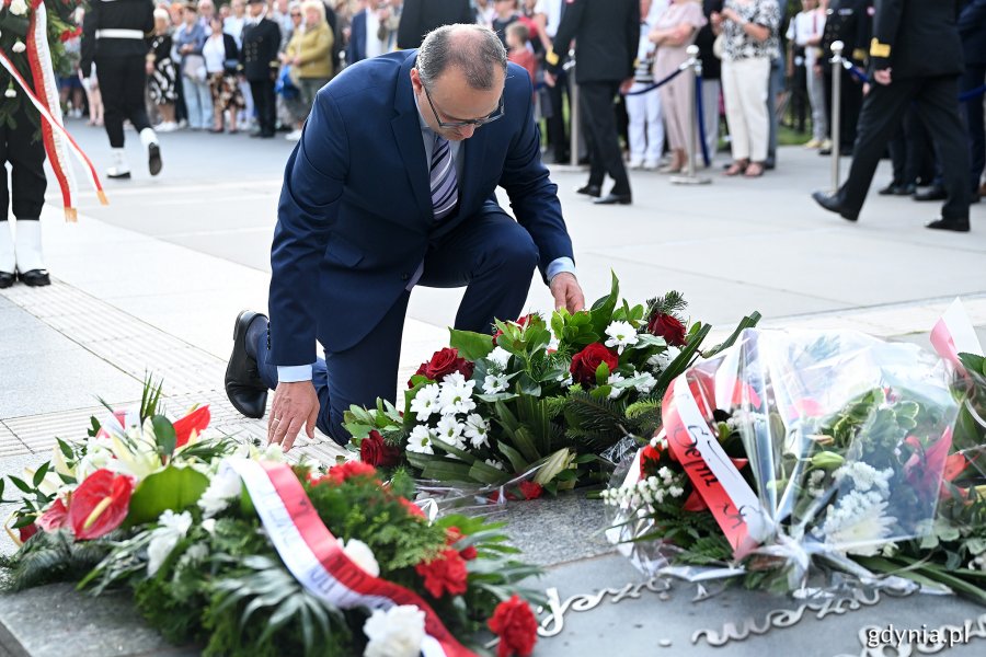 Wicewojewoda pomorski Emil Rojek składający kwiaty pod pomnikiem Polski Morskiej podczas uroczystego apelu z okazji Święta Morza
