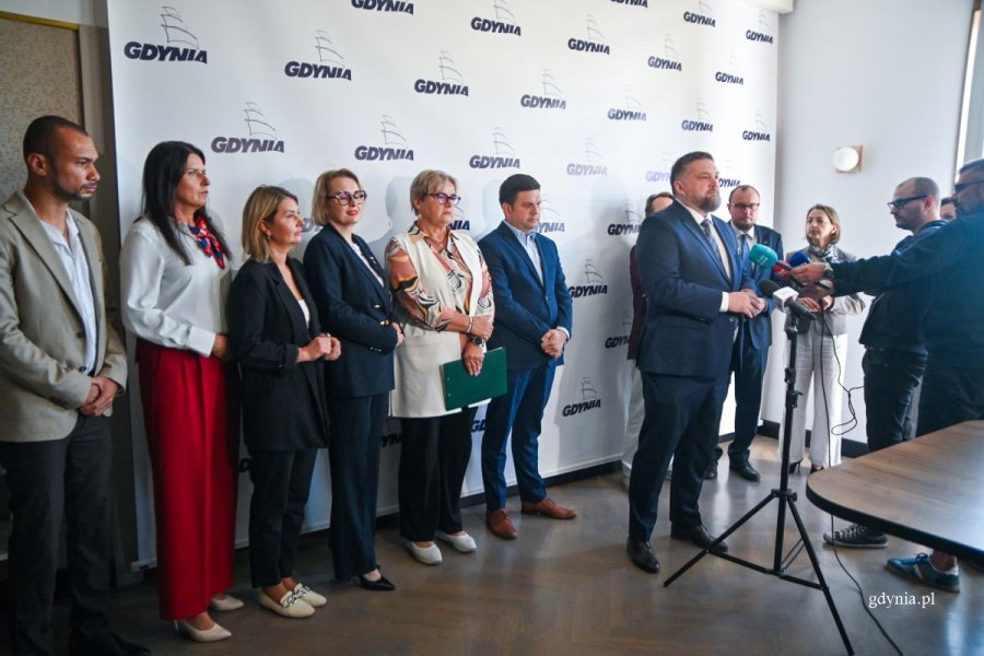 Konferencja prasowa, od lewej radni miasta: Marcus Da Silva, Mariola Śrubarczyk-Cichowska, Monika Strzałkowska, Agnieszka Tokarska, Teresa Bysewska. Następnie Maciej Zielonka, wiceprezydent Gdyni, Tadeusz Szemiot, przewodniczący Rady Miasta Gdyni, Mariusz Bzdęga, dyrektor zarządzający ds. kultury i aktywności mieszkańców oraz radna miasta Larysa Kramin. 