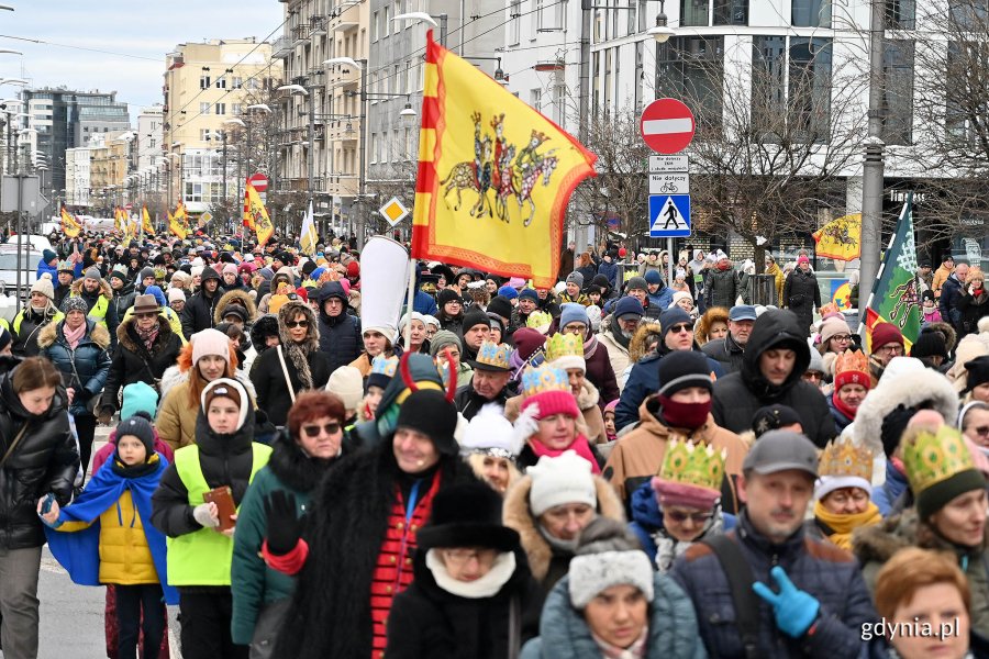 Uczestnicy gdyńskiego Orszaku Trzech Króli podczas przemarszu ul. Świętojańską