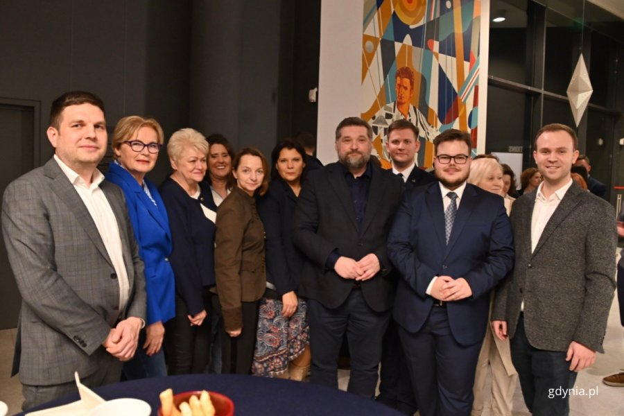 Na zdjęciu (od lewej) m.in.: wiceprezydent Gdyni Maciej Zielonka, radna Teresa Bysewska, radna Larysa Kramin, przewodniczący Rady Miasta Tadeusz Szemiot, radny Norbert Anisowicz (fot. Magdalena Starnawska)
