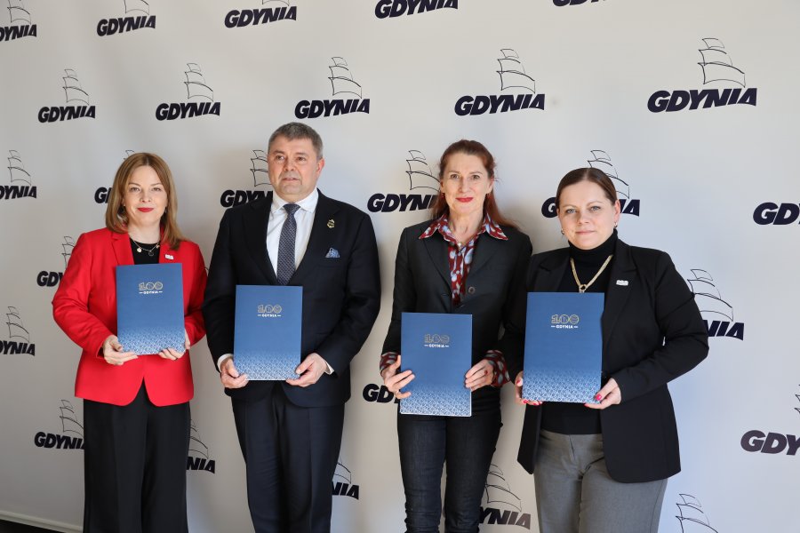 W Gdyni podpisano list intencyjny w sprawie utworzenia innowacyjnej klasy patronackiej o profilu "technik elektronik - specjalizacja systemy dronowe" w ZSCHiE. Na zdjęciu sygnatariusze: prezydent Gdyni Aleksandra Kosiorek, wiceprezydentka Oktawia Gorzeńska, dyrektor ZSCHiE Dorota Kotwicka, prezes Ośrodka Badawczo-Rozwojowego CTM Marcin Wiśniewski