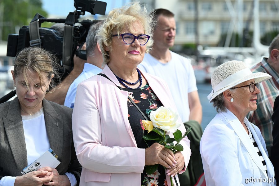 W uroczystości odsłonięcia tablicy pamiątkowej poświęconej Piotrowi i Mieczysławowi Ejsmontom w alei Żeglarstwa Polskiego wzięła udział radna miasta Teresa Bysewska