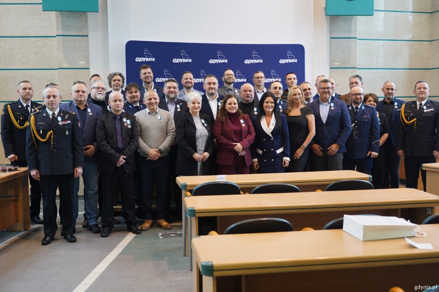 Uczestnicy akcji &bdquo;100 litr&oacute;w krwi na 100-lecie Gdyni&rdquo; w towarzystwie prezydent Aleksandry Kosiorek, przewodniczącego RMG Tadeusza Szemiota, wiceprezydenta Tomasza Augustyniaka i radnego Gdyni Łukasza Strzałkowskiego podczas zdjęcia grupowego