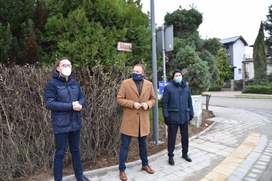Od lewej: Jakub Ubych- radny miasta, Marek Łucyk- wiceprezydent Gdyni ds. rozwoju, Jerzy Łopaciński- mieszkaniec ul. Atlasa // fot. Gdynia.pl