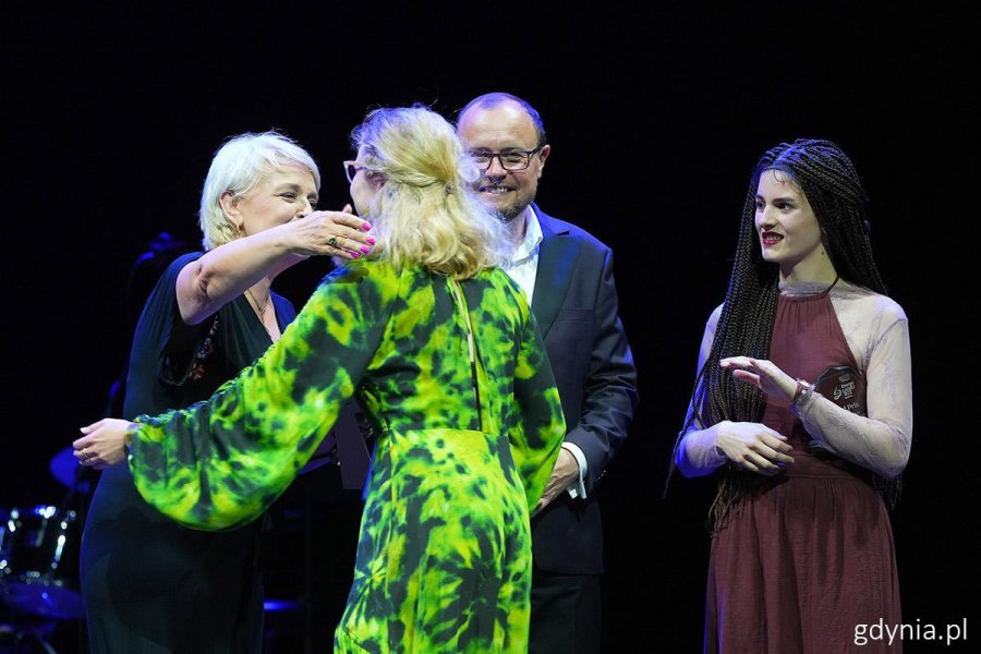 Krystyna Stańko gratuluje Aleksandrze Raczyńskiej