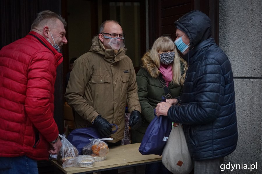 Akcja wydawania świątecznych paczek dla potrzebujących, fot. Kamil Złoch