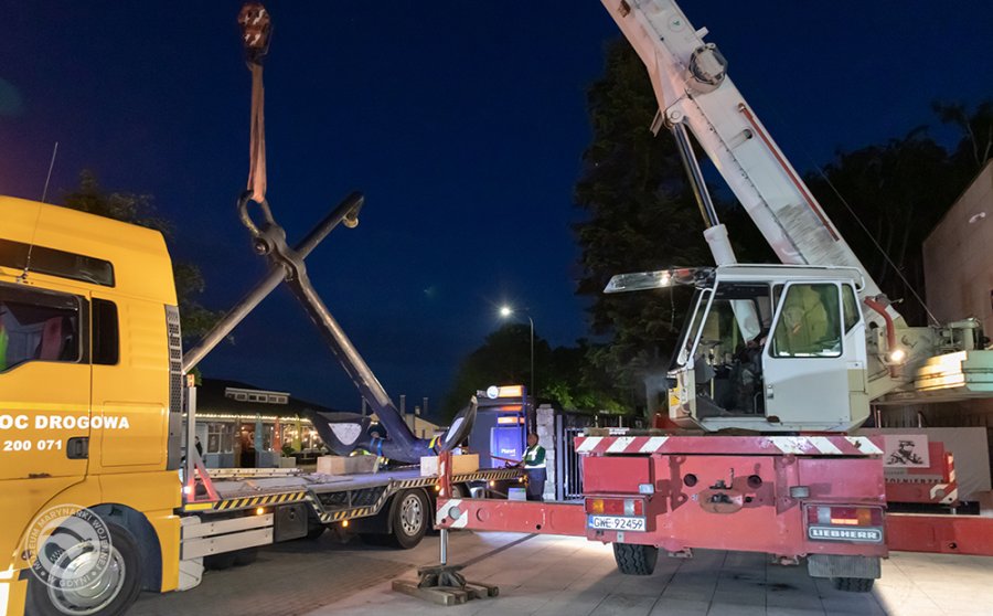 Rozładunek kotwicy przed Muzeum Marynaki Wojennej. Fot. Muzeum Marynaki Wojennej