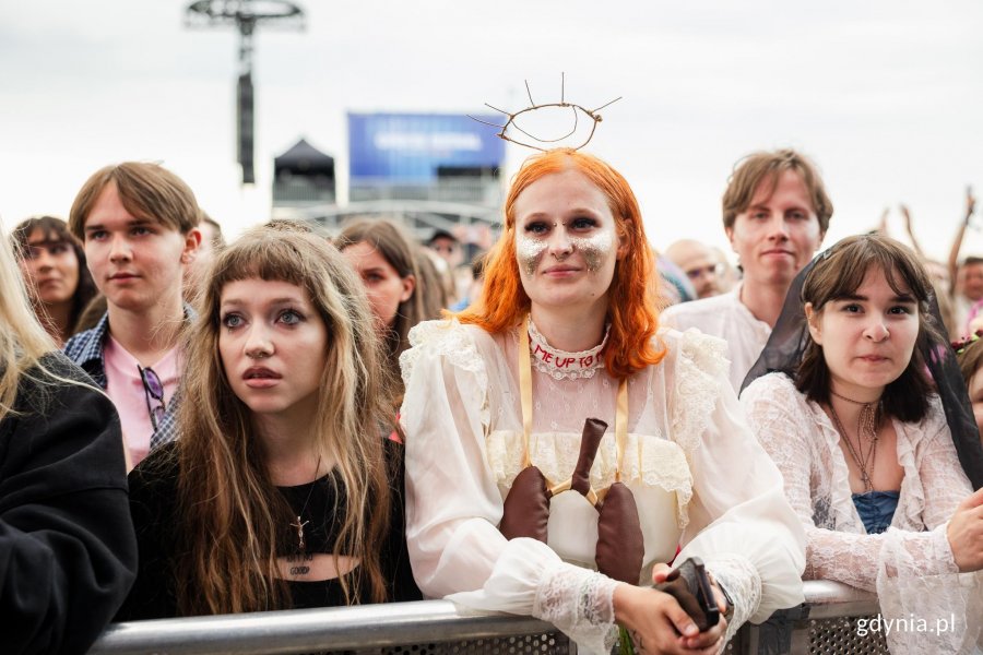 Uczestnicy festiwalu bawiący się przed sceną gł&oacute;wną 