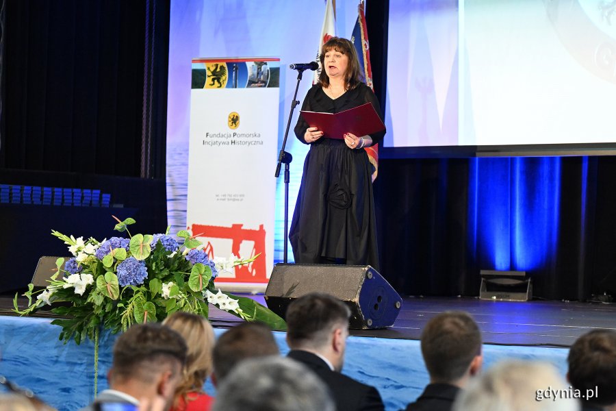 Uroczystość wręczenia odznak honorowych w Sali Koncertowej Portu Gdynia w ramach gdyńskich obchodów 45. rocznicy zakończenia strajków i podpisania porozumień sierpniowych (fot. Michał Puszczewicz)